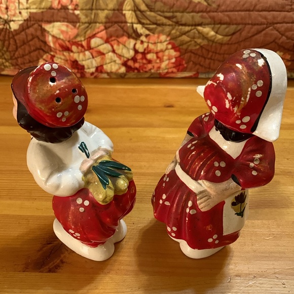 Vintage Wales Norwich kissing Dutch salt & pepper shakers, good condition - Picture 6 of 11